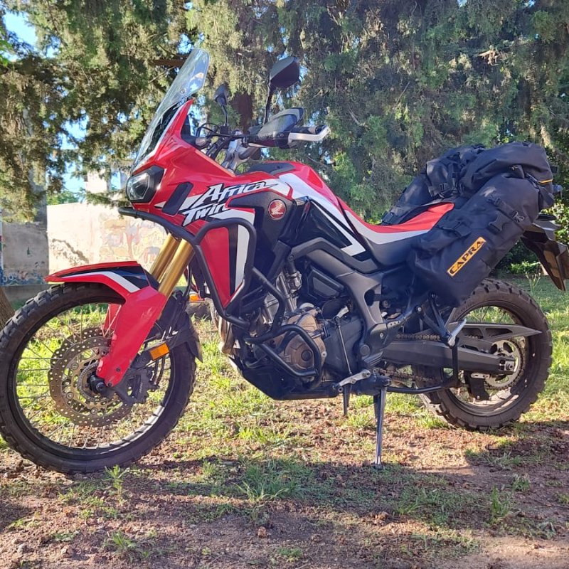 Alforjas sin soporte Capra Camaleón 30 Lts colocadas en moto