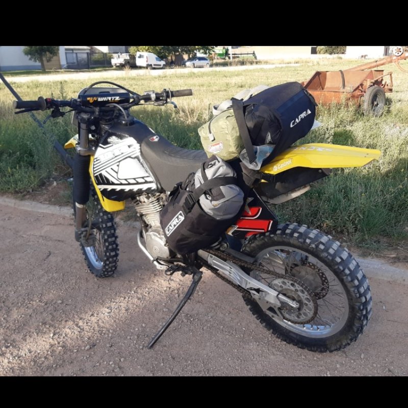 Alforjas sin soporte Capra Camaleón 40 Lts colocadas en moto