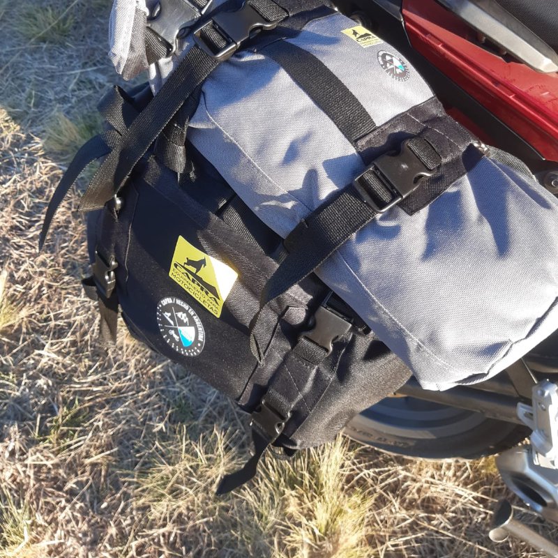 Bolso universal Capra 15L instalado en moto con cinchas de ajuste