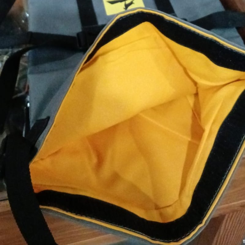 Bolso universal Capra 20L instalado en moto con cinchas de ajuste