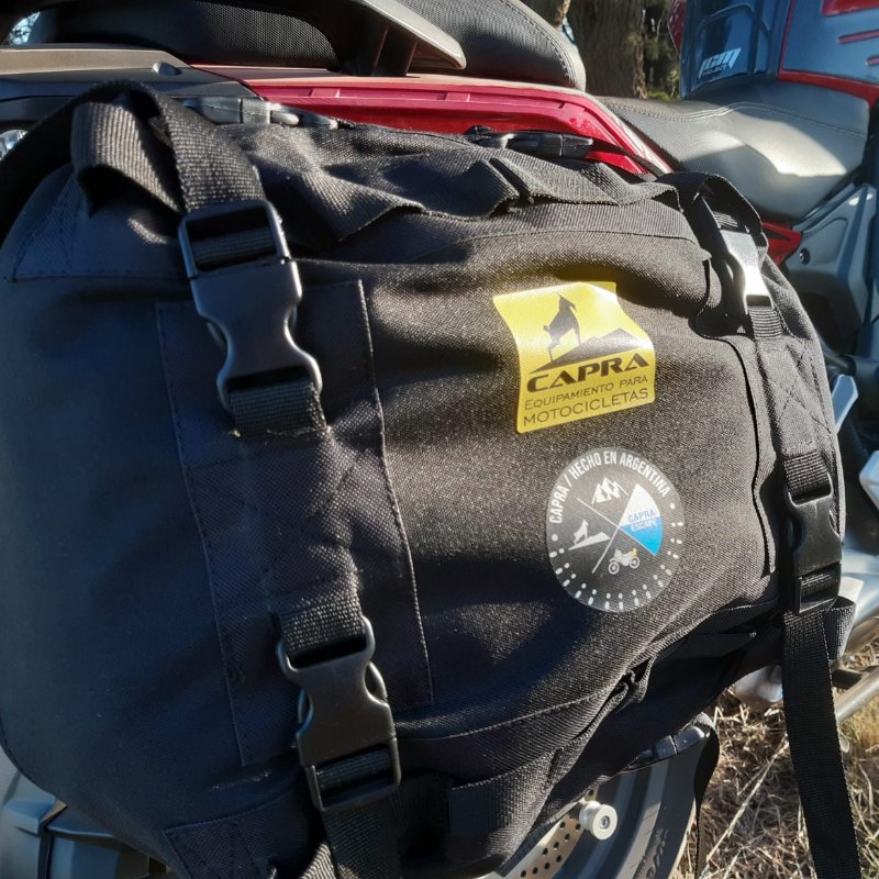  Bolso de carga Capra Escape 30 Lts triple capa impermeable para moto color negro