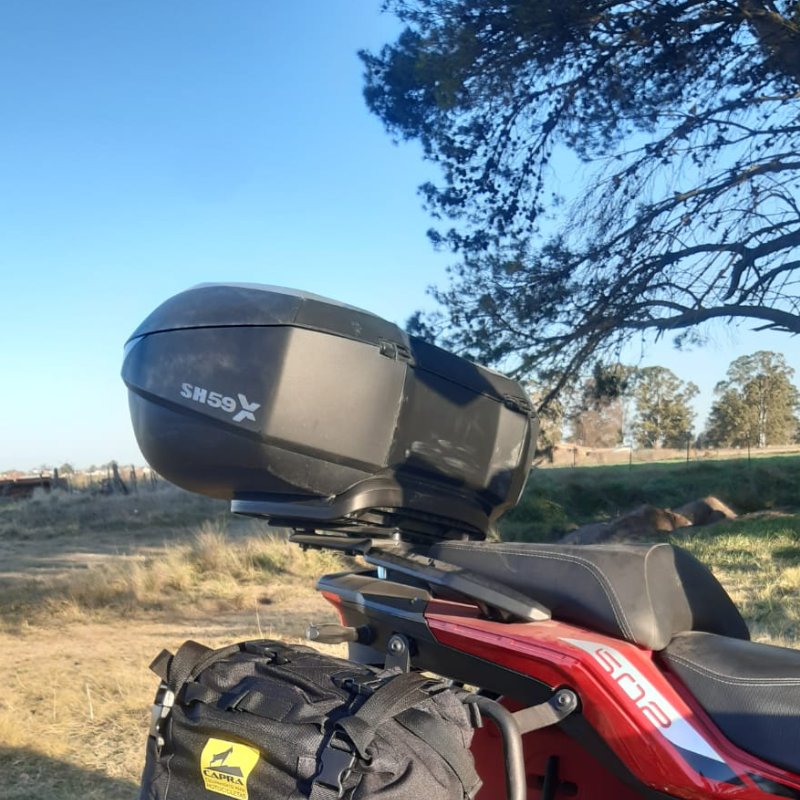 Bolso universal Capra Escape 30L instalado en moto con cinchas de sujeción
