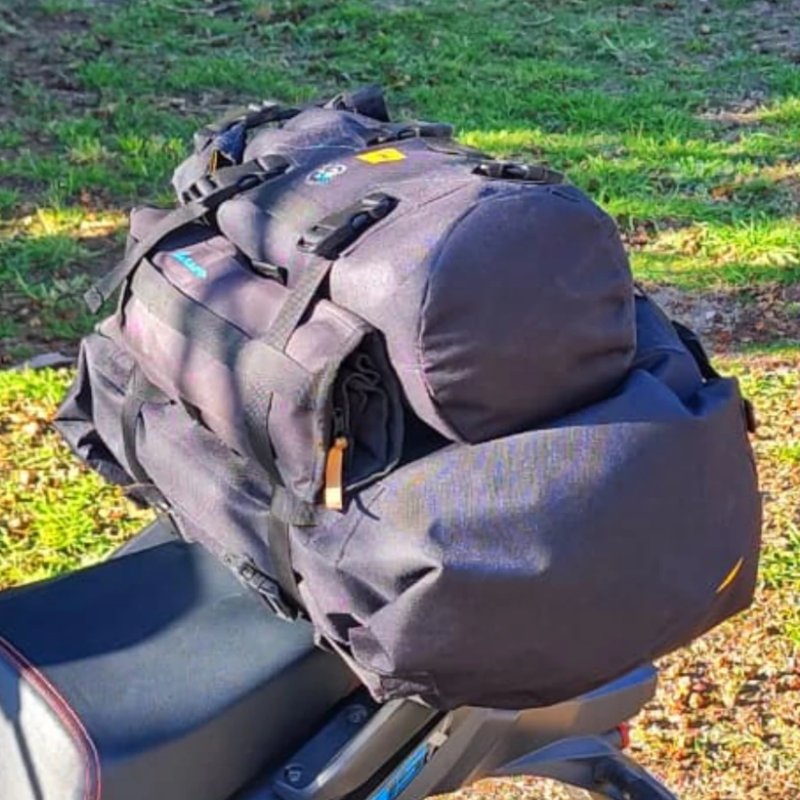 Portaherramientas roll Capra amarrado al equipaje de viaje para moto