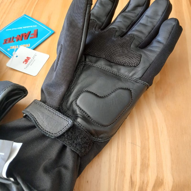 Detalle de protección en nudillos y refuerzos de guantes para motociclista
