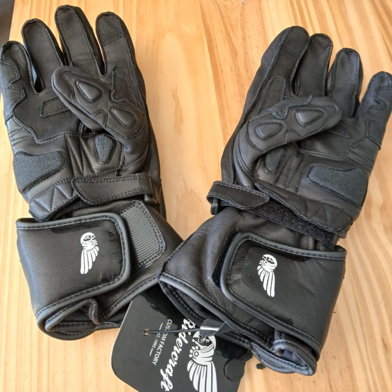 Detalle de protecciones en nudillos y cuero de cabra de guante Ridercraft
