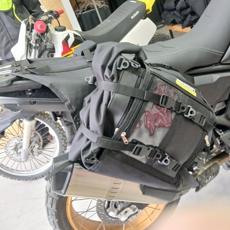 Detalle de las correas de ajuste y bolsos estancos de la alforja Ridercraft 167.