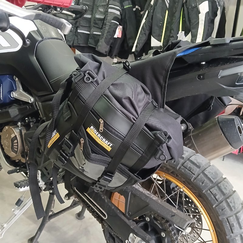 Vista trasera de la alforja montura Ridercraft 167 instalada para viaje.