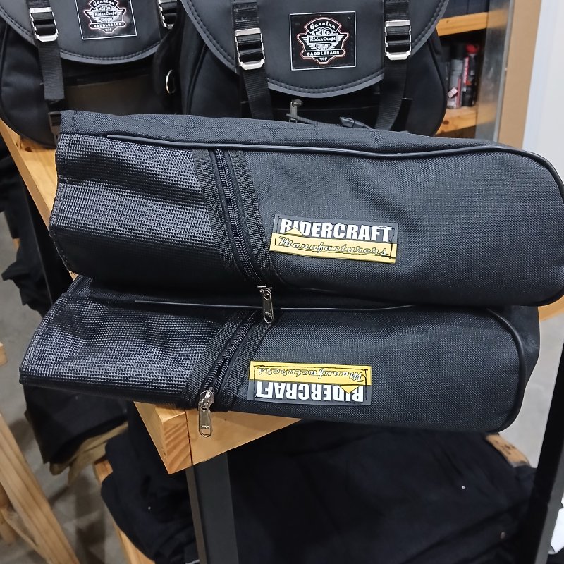 Cubremanos térmicos Triple XL Ridercraft colocados en manubrio de moto.